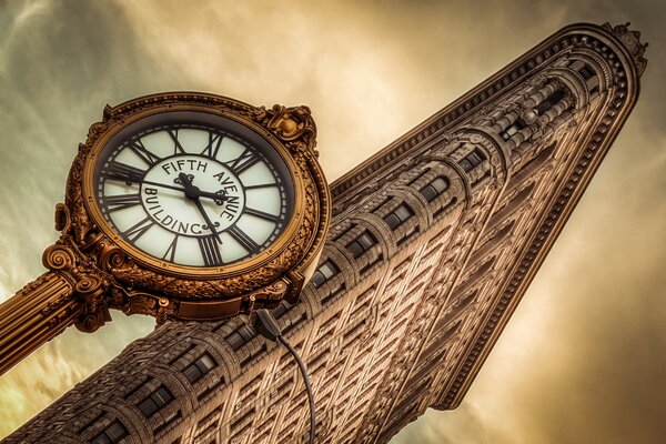 La célèbre horloge de Manhattan près du gratte-ciel