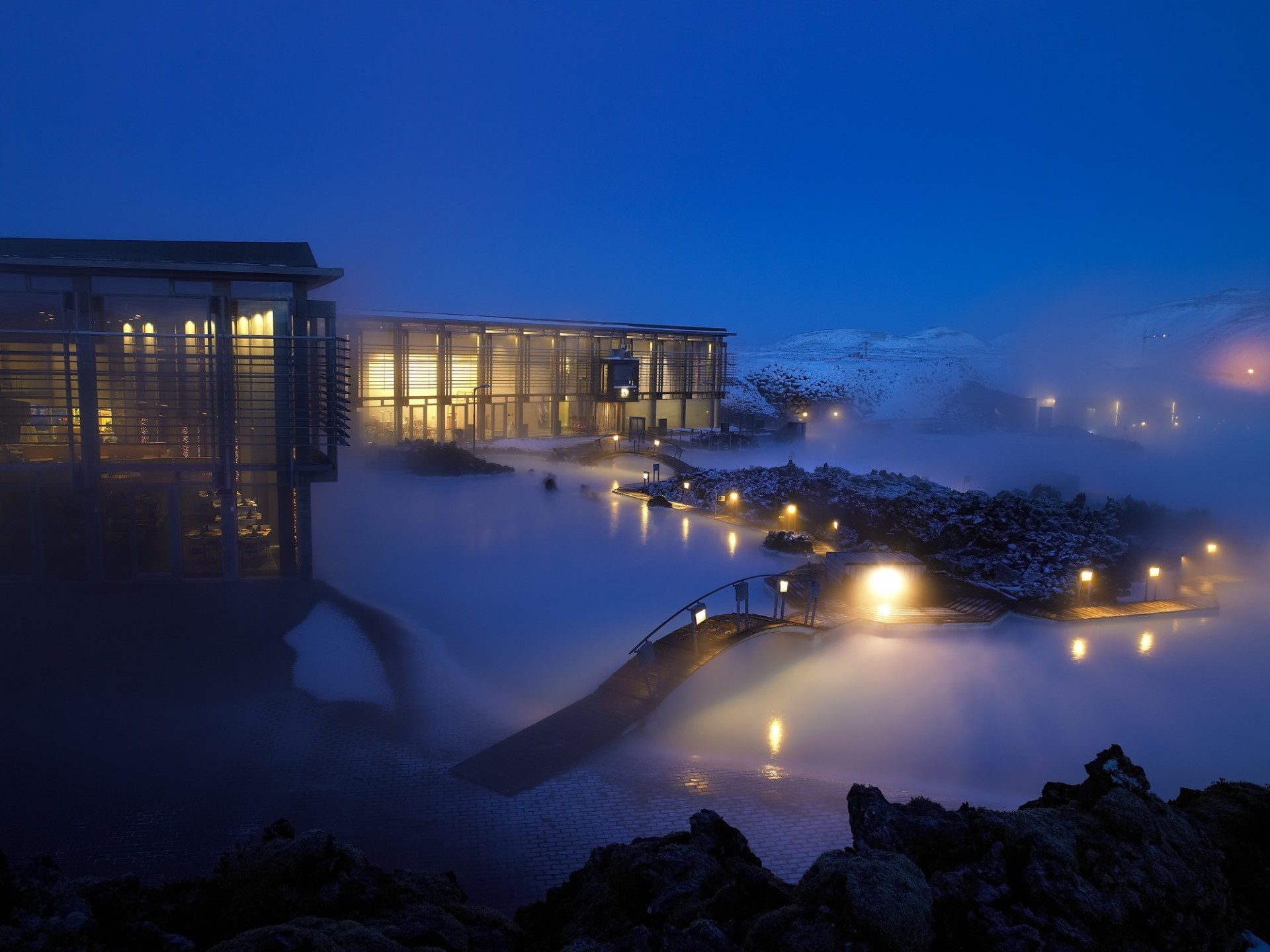 lights night attractions light fog snow pairs bridge power blue lagoon winter iceland house