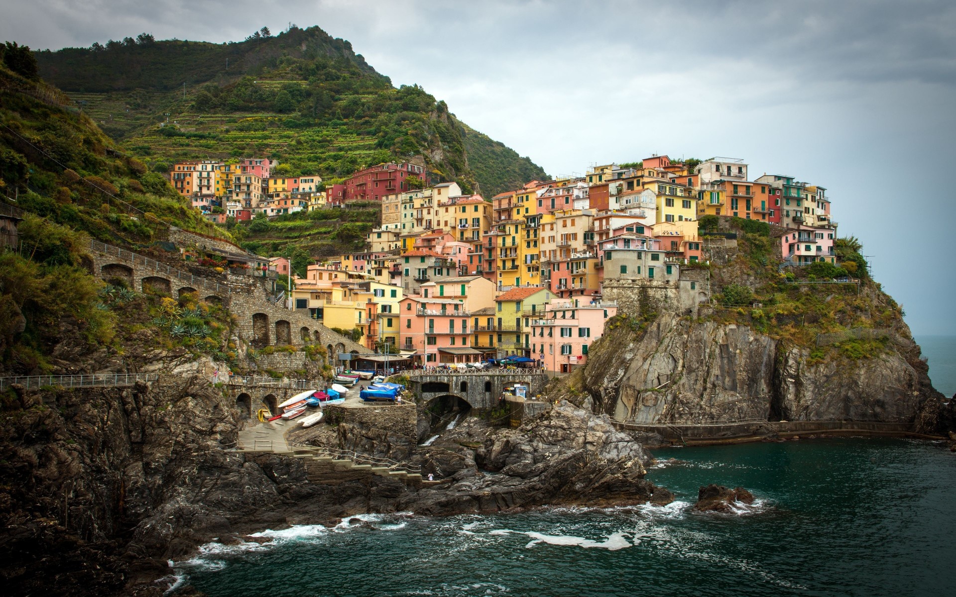 италия залив побережье манарола море здание cinque terre скалы генуэзский залив