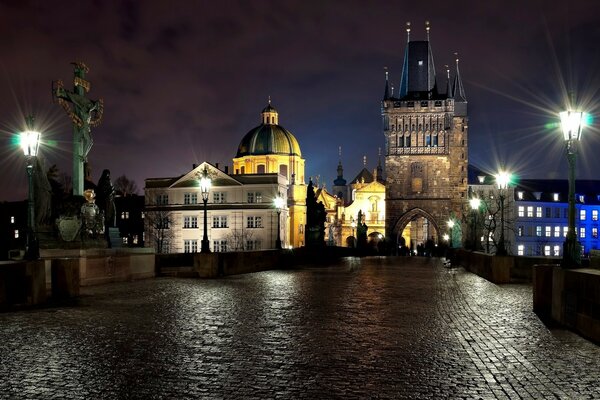 Ночная и дождливая серая Прага