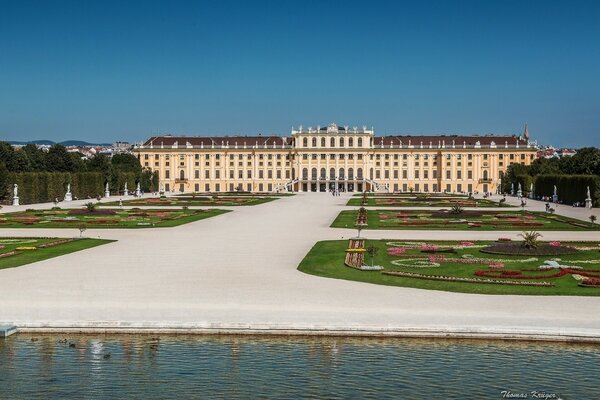 Österreich und seine Paläste , Statuen und Blumenbeete