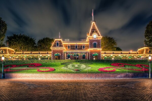 Disneyland en California. Luces del parque de atracciones nocturno
