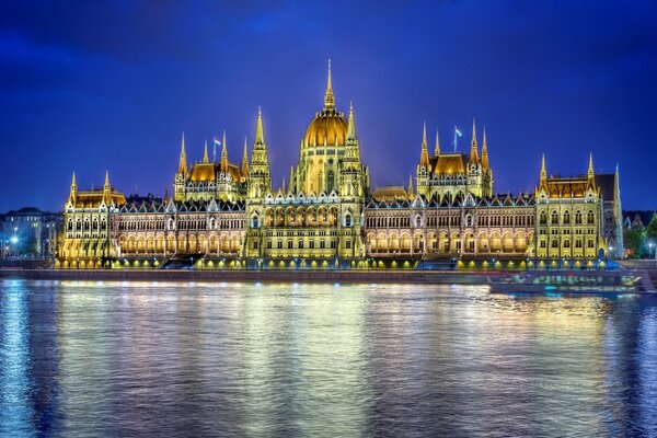 Отражение парламента ночью в Будапеште