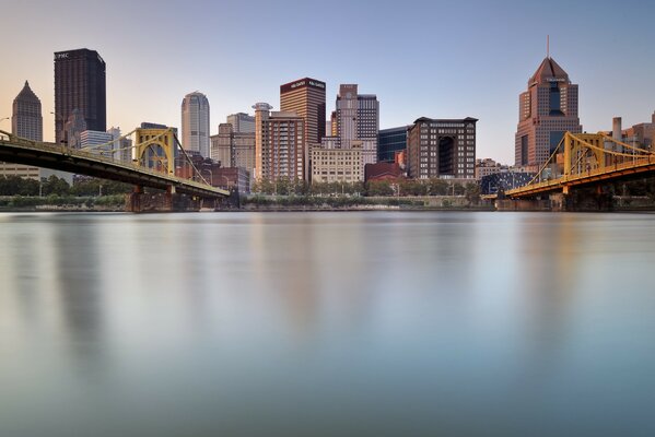 Río entre puentes en Pittsburgh