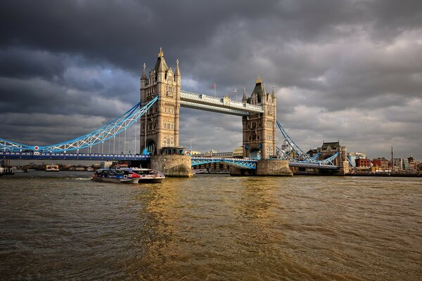 Puente de la torre en Londres antes de la lluvia