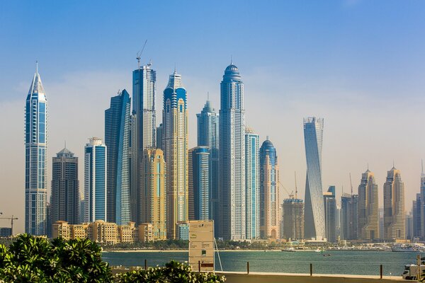 Viele Wolkenkratzer der Stadt Dubai