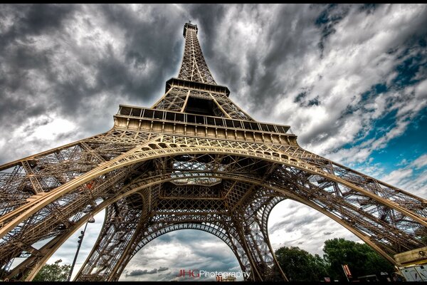 Torre Eiffel contro il cielo nuvoloso