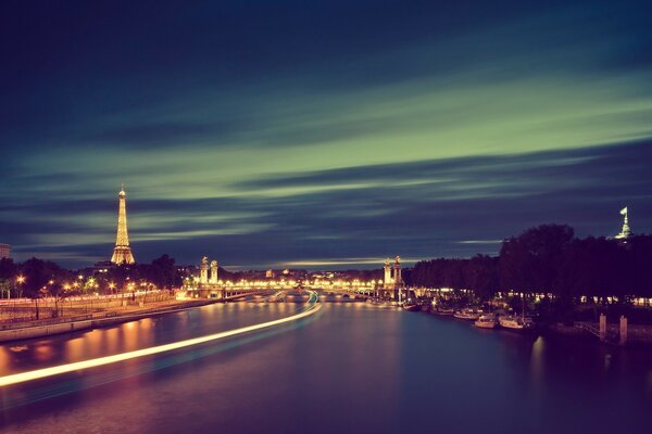 París, la tranquilidad del río y el cielo despejado