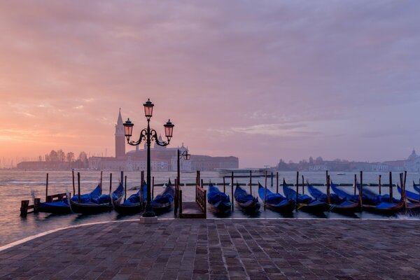 Venezia del mattino si prepara ad accogliere gli ospiti