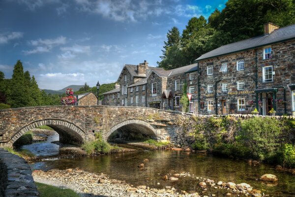 Vieux pont près de vieilles maisons