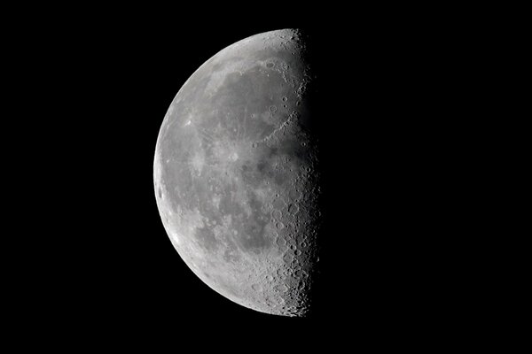 Eclipse lunar parcial en el cielo