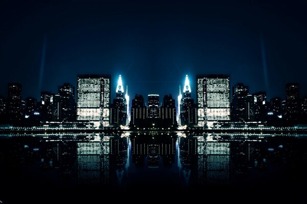 Reflejo de la ciudad nocturna en el río