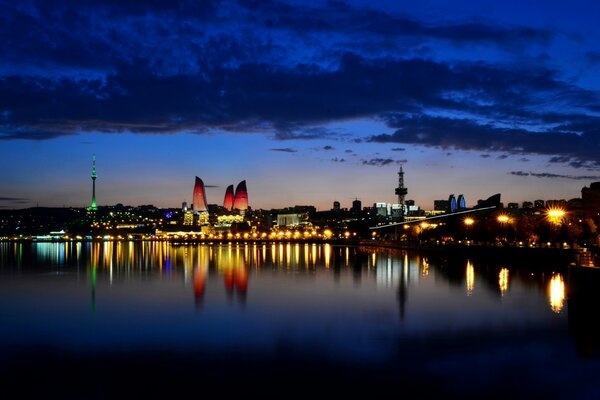 Baku città estetica sullo sfondo del tramonto