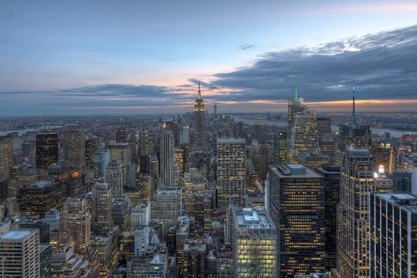 Tramonto su una grande metropoli negli Stati Uniti