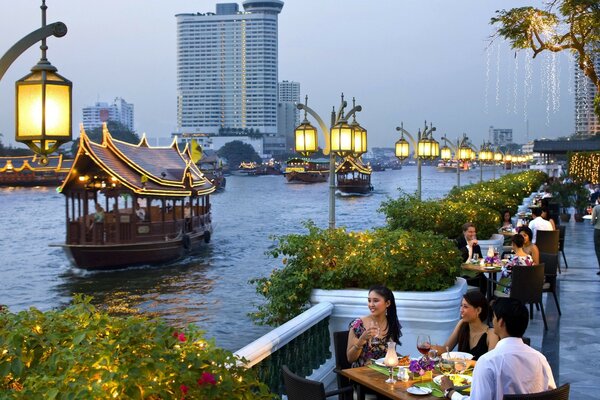 Serata romantica in città in Thailandia