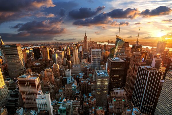 Blick von oben nach Manhattan. Wolkenkratzer aus der Vogelperspektive