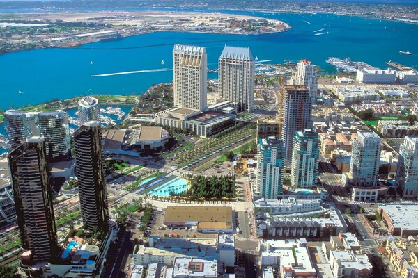 Ciudad de California con vistas al mar