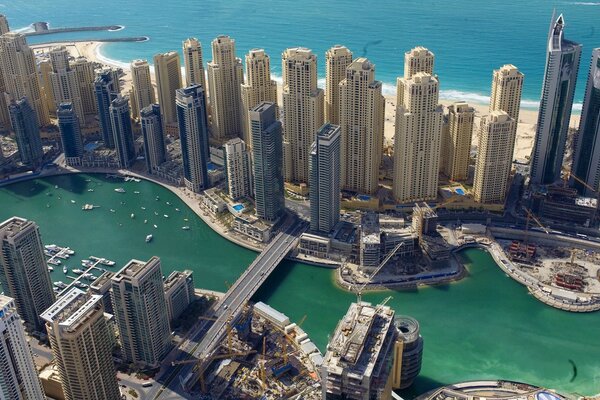 Edificio di Dubai sullo sfondo del mare