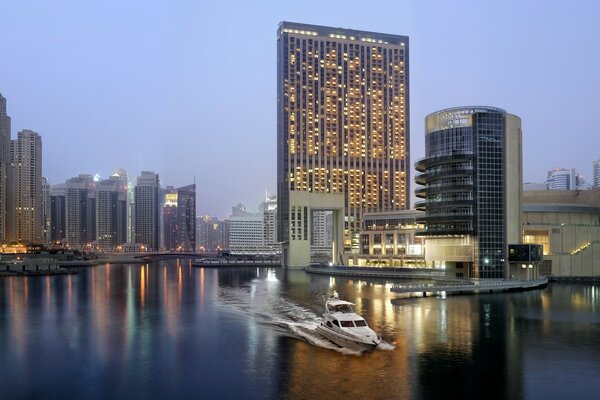 Bateau de nuit Dubaï marche sur l eau