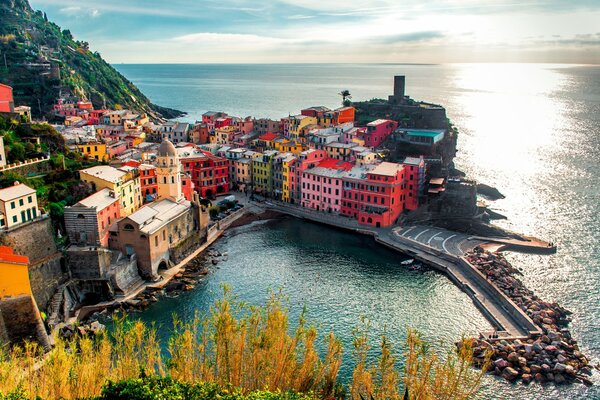 Miasto Vernazza we Włoszech ze śmieciami