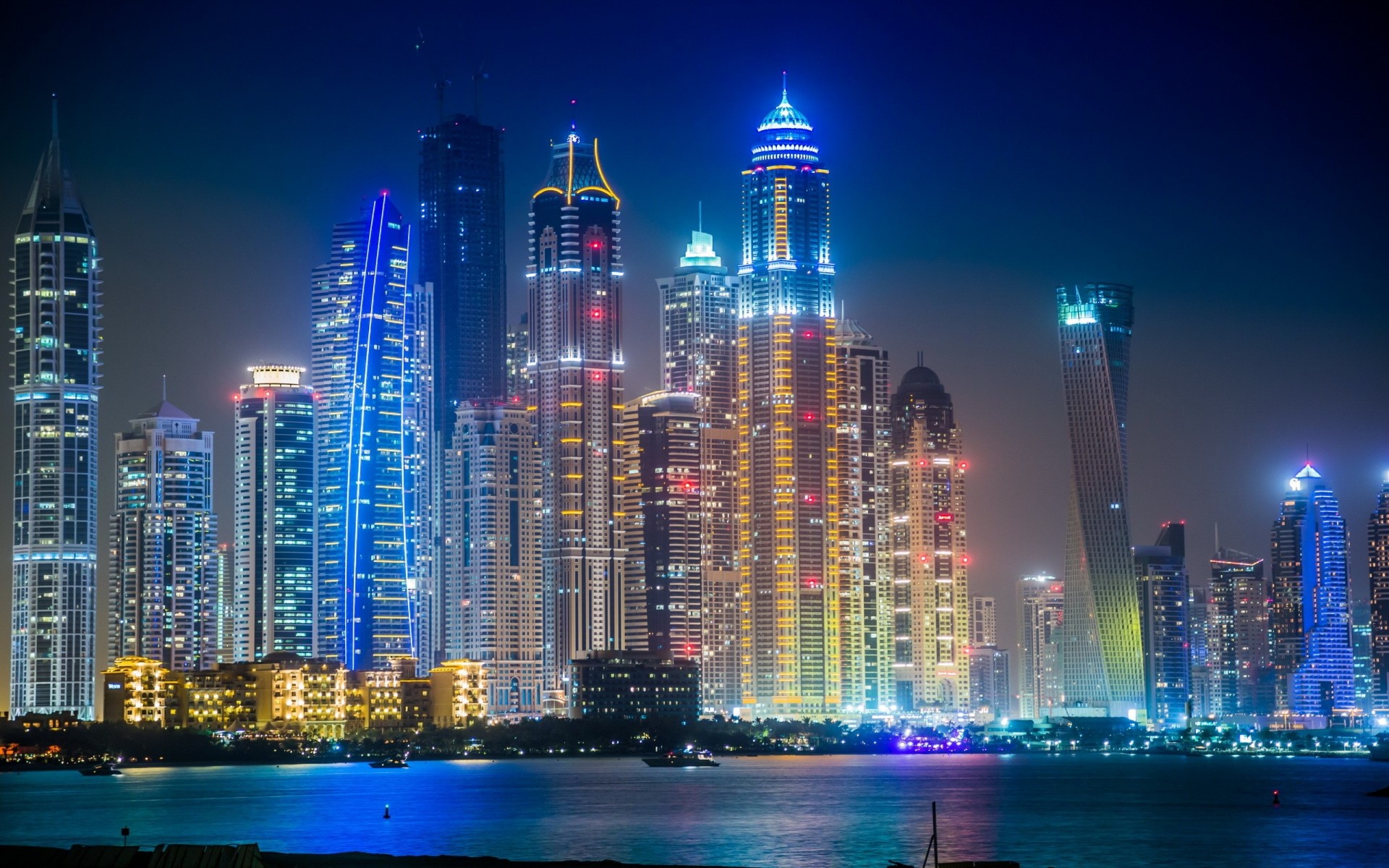 costruzione dubai notte