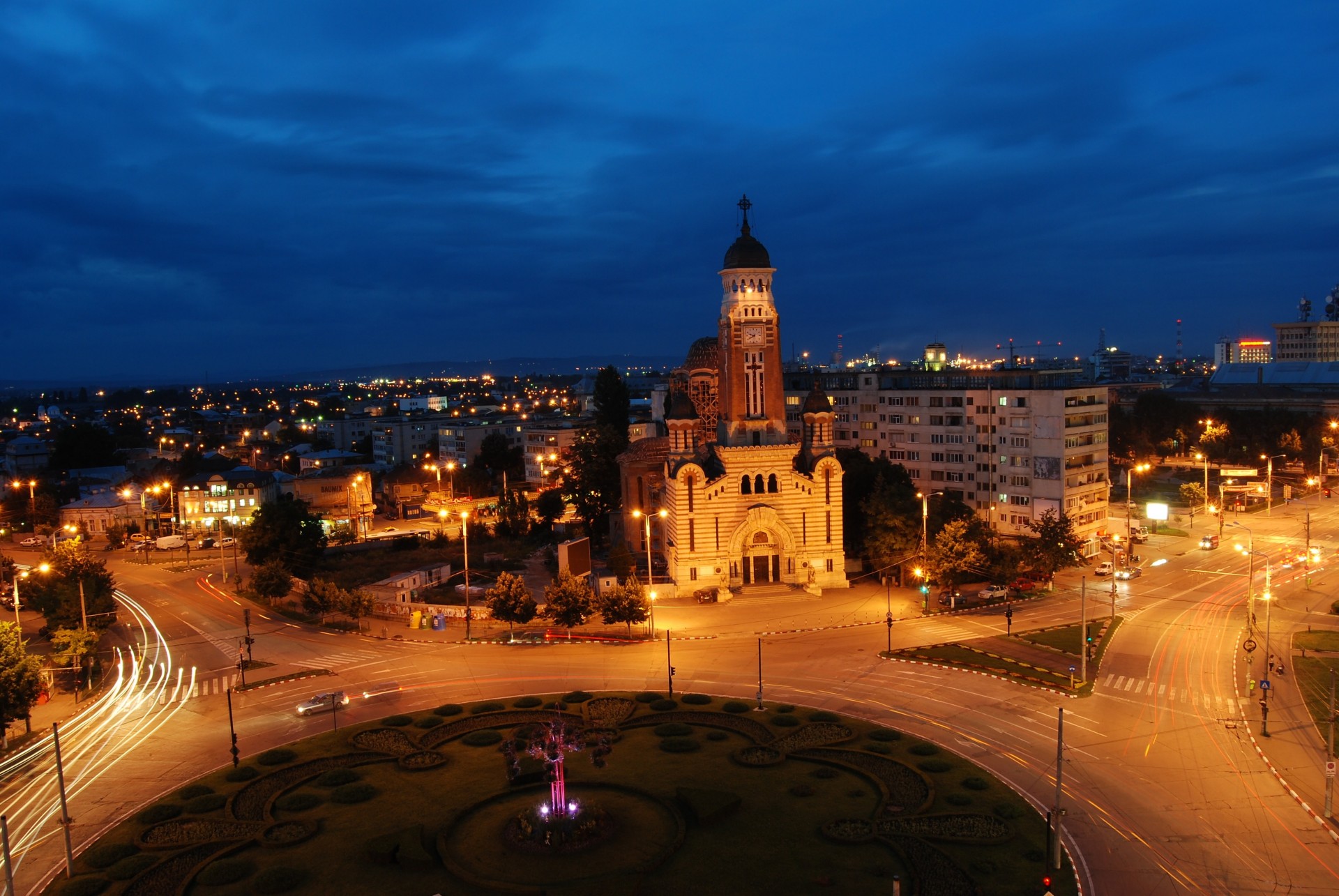 luci tempio notte città