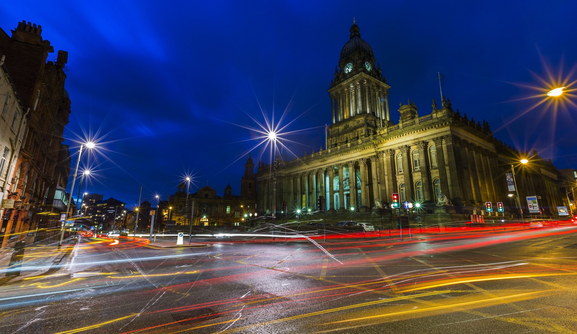 leeds w nocy leeds miasto w yorkshire nad rzeką eyre trzecim co do wielkości miastem w wielkiej brytanii