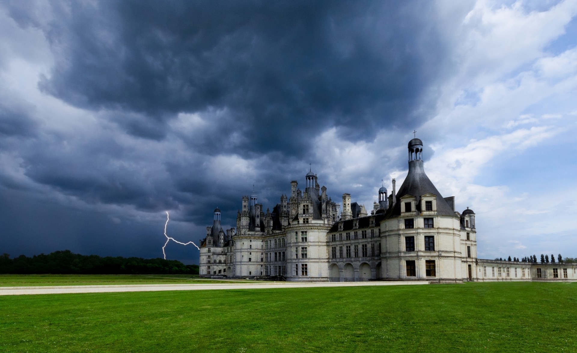 nuages ciel france qatar airways orage verrouillage château de chambord château de chambord foudre