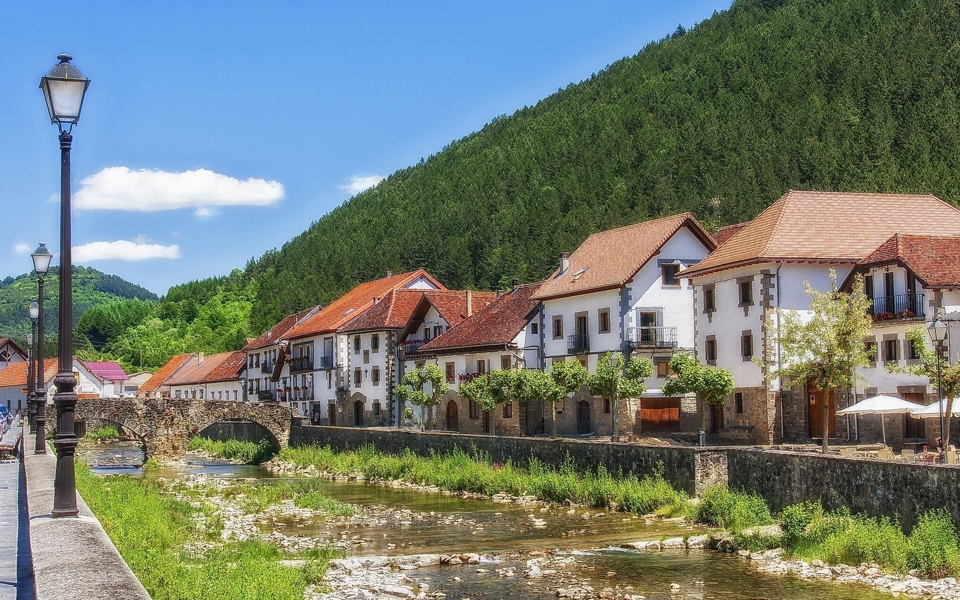 navarra rzeka most las reflektory budynek hiszpania góry promenada