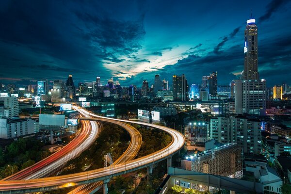 The night city is beautiful, there is beautiful lighting on the bridge