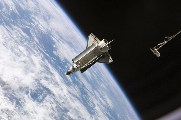 Foto del transbordador espacial de la NASA en el fondo del planeta tierra