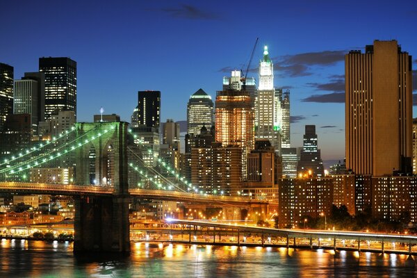 Ponte di Brooklyn alle luci della sera