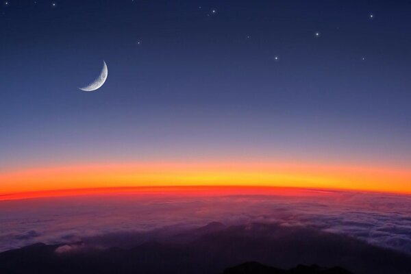 Image de la lune et des étoiles au-dessus des nuages