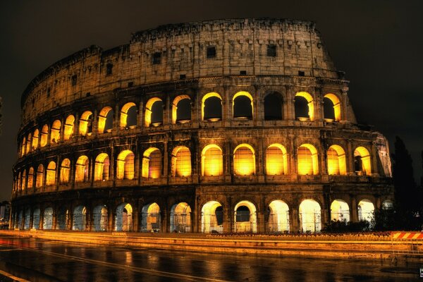 Il Colosseo notturno brilla a Roma