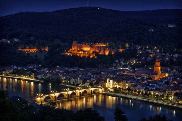 Foto panorámica de la ciudad alemana por la noche