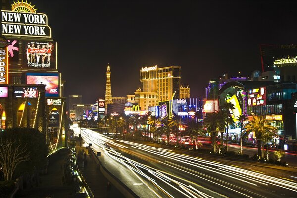 Pubblicità splendente nella notte di Las Vegas