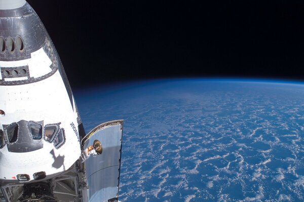 Nave espacial en el fondo de la tierra