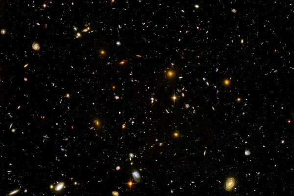 Un gran campo galáctico profundo con estrellas ultra diferentes