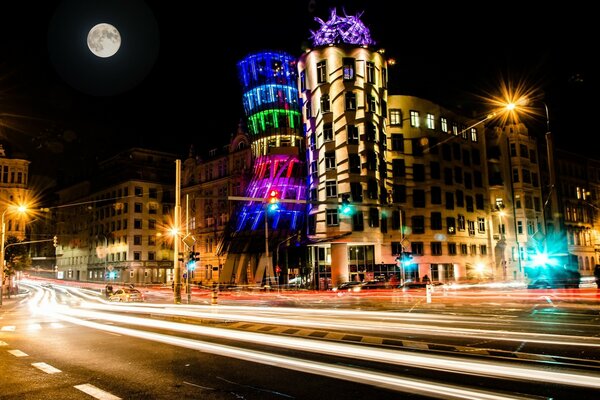 La Luna admira Praga de noche