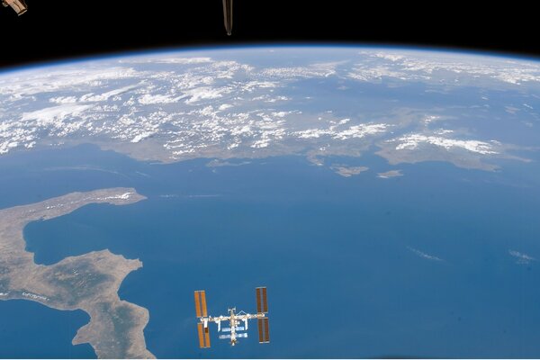 Estación espacial en órbita del planeta tierra