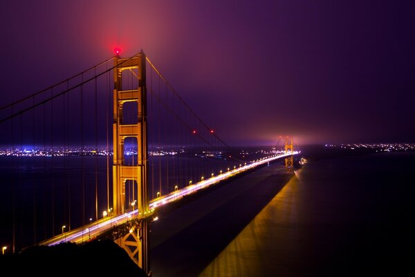 Brücke im Nebel über dem Ozean