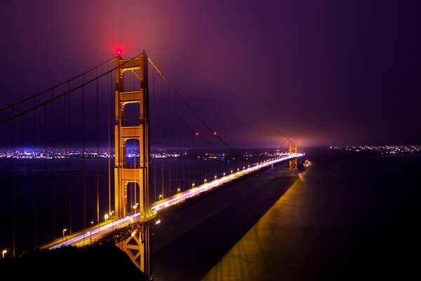 Pont dans le brouillard sur l océan