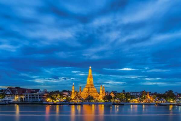 Blick vom Wasser auf das nächtliche Thailand