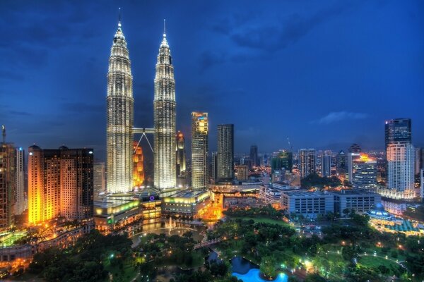 Noche Kuala Lumpur luces de la ciudad