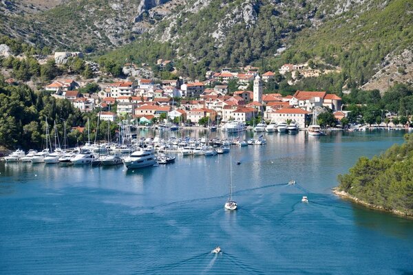 Belle jetée de bateau en Croatie