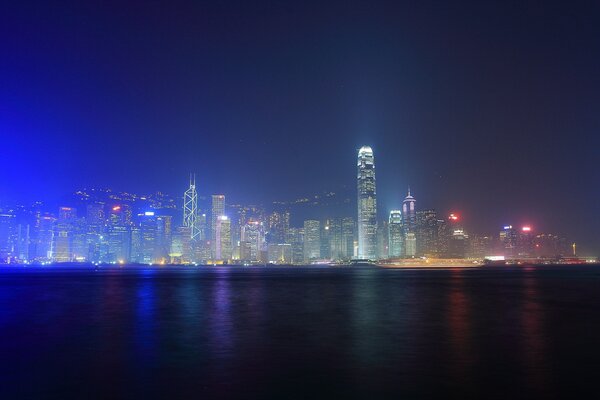 Luci Notturne Di Hong Kong nella nebbia