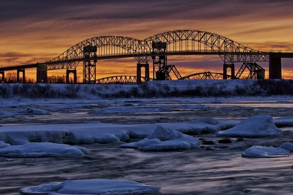 Puente de michegon al atardecer