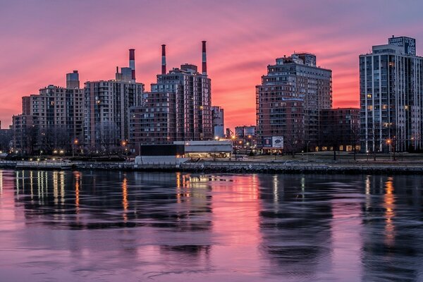 New York vor dem Hintergrund des Sonnenuntergangs und der Nachtlichter