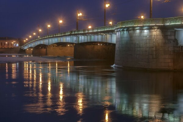 In St. Petersburg gibt es schöne Brücken und Häuser