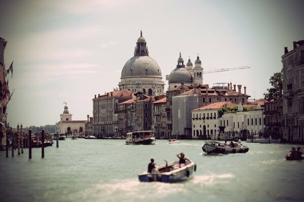 Viele Boote im Kanal von Venedig